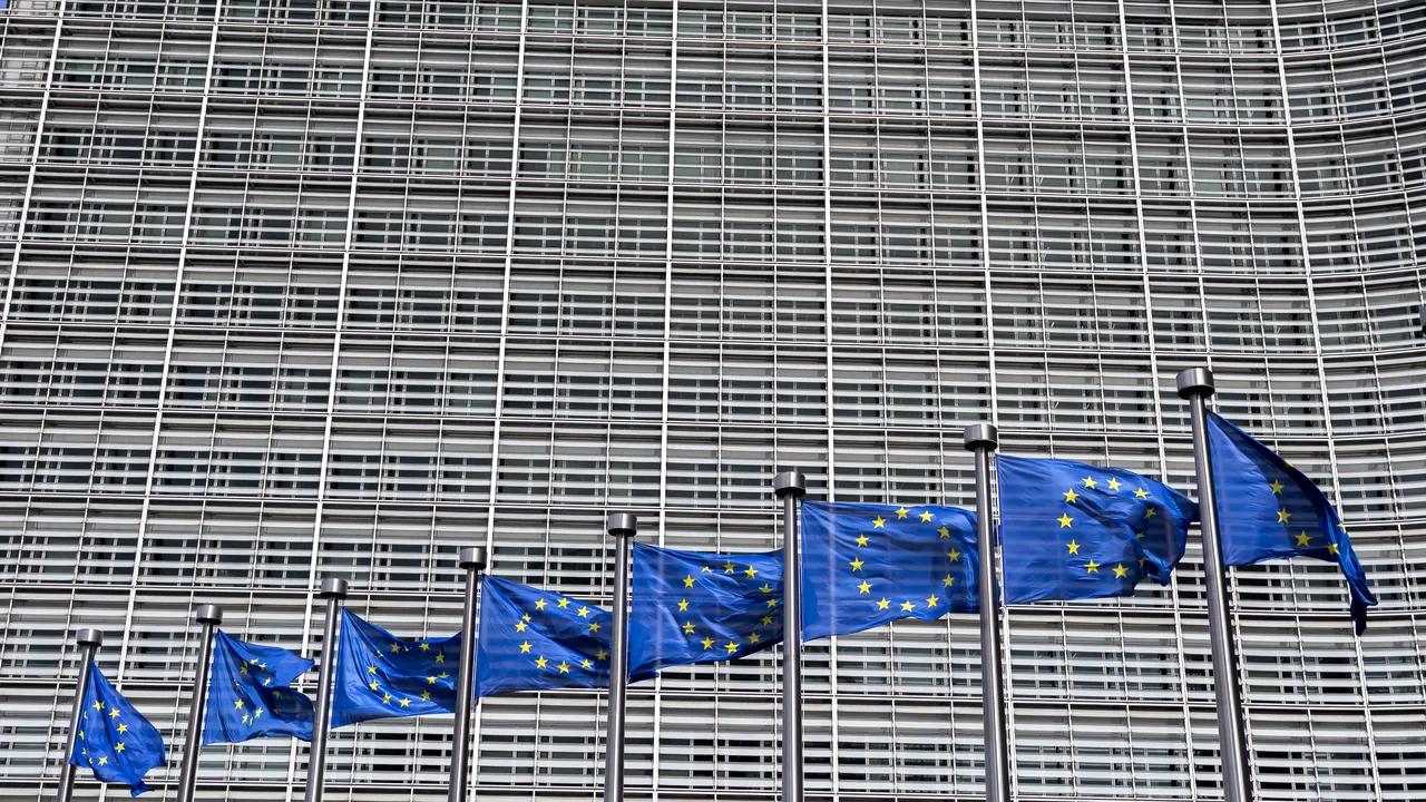 UE spune că va răspunde la taxele pentru exporturile de oţel impuse de SUA