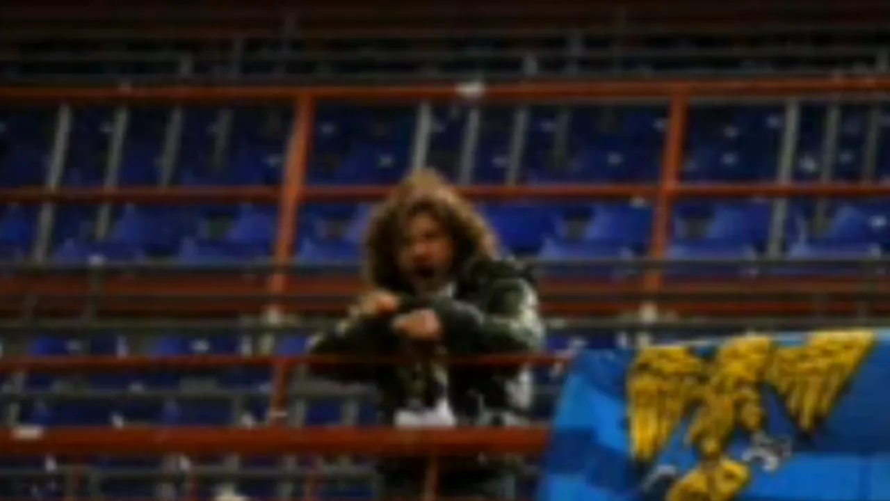 Fanul care a impresionat Italia: A fost singurul care şi-a susţinut echipa într-un meci în deplasare. Cum au reacţionat suporterii gazdelor când l-au văzut în tribune - VIDEO
