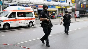 FOTO, VIDEO | ATAC ce pare a fi de natură TERORISTĂ la Hamburg: Cel puţin o persoană a murit, mai multe au fost rănite de un individ înarmat cu un cuţit. Agresorul, un islamist aflat în atenţia serviciilor de securitate germane