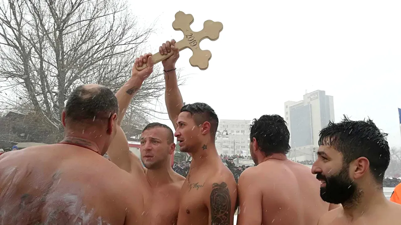 Crucea sfinţită de Bobotează aruncată în Dunăre, la Galaţi: 17 bărbaţi au sărit în apă să o recupereze | GALERIE FOTO, VIDEO