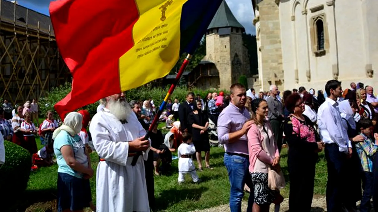 Peste două mii de persoane, la Putna, la slujba prilejuită de sărbătorirea lui Ştefan cel Mare - FOTO