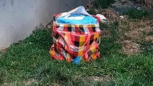 Cutie suspectă abandonată în spatele unui bloc din Sibiu. Zona a fost izolată
