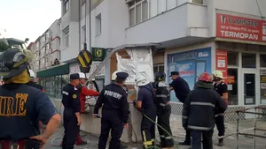 EXPLOZIA din Botoşani: Blocul prezintă un risc ridicat de prăbuşire. Locatarii nu se mai pot întoarce în apartamente 
