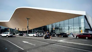 Finlanda, ţară de tranzit pentru ruşi. Parcarea aeroportului din Helsinki e plină cu maşini de lux cu plăcuţe ruseşti
