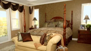 Scăderea preţurilor îi determină pe străini să cumpere locuinţele de lux, în loc să le închirieze