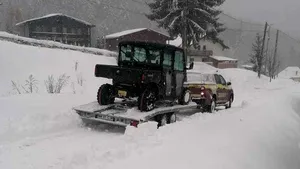 Bătrân cu grave probleme medicale, surprins de ninsoare într-o zonă montană greu accesibilă