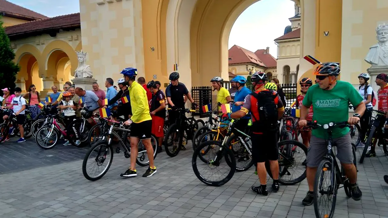 Zeci de biciclişti reconstituie traseul făcut pe bicicletă de Samoilă Mârza, singurul fotograf al Marii Uniri | FOTO, VIDEO