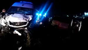 Autorităţile din Iaşi, în ALERTĂ după ce două microbuze cu 27 de călători s-au ciocnit/ Opt persoane, transportate la spital