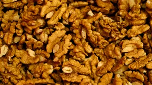 Cinci persoane suspectate că au înşelat vânzători de nucă, reţinute în Capitală