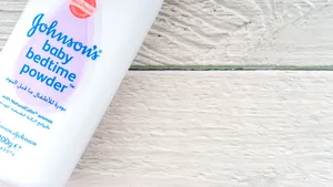 Pudra de talc, pericol pentru bebeluşi. Johnson&Johnson, despăgubiri de 2,1 miliarde de dolari după acuzaţiile a zeci de părinţi