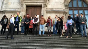 Magistraţii protestează pe treptele Curţii de Apel Bucureşti. Lăncrănjan, procurorul DNA care instrumentează dosarul Tel Drum: Dialogul cu puterile să fie în sensul păstrării transparenţei | VIDEO