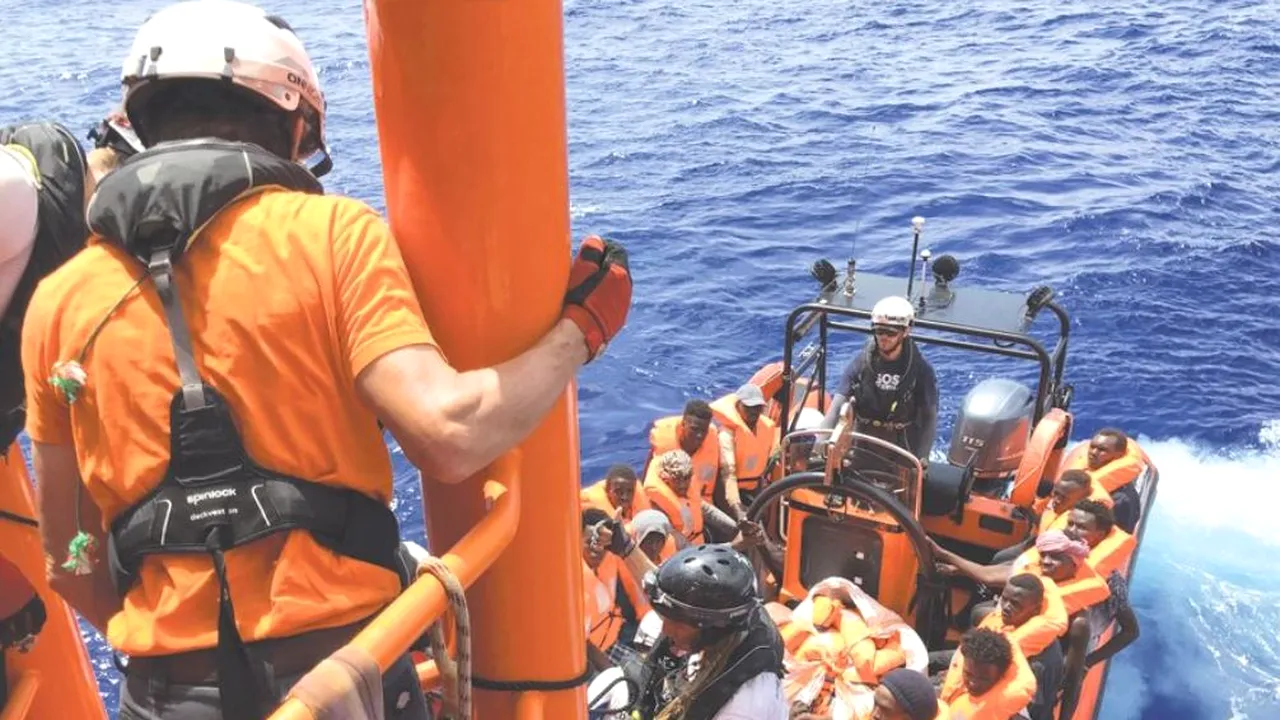 Un tribunal din Roma a decis, în ciuda interdicţiei impuse de vicepremierul Matteo Salvini, că nava cu 160 de migranţi la bord poate intra în apele italiene | VIDEO