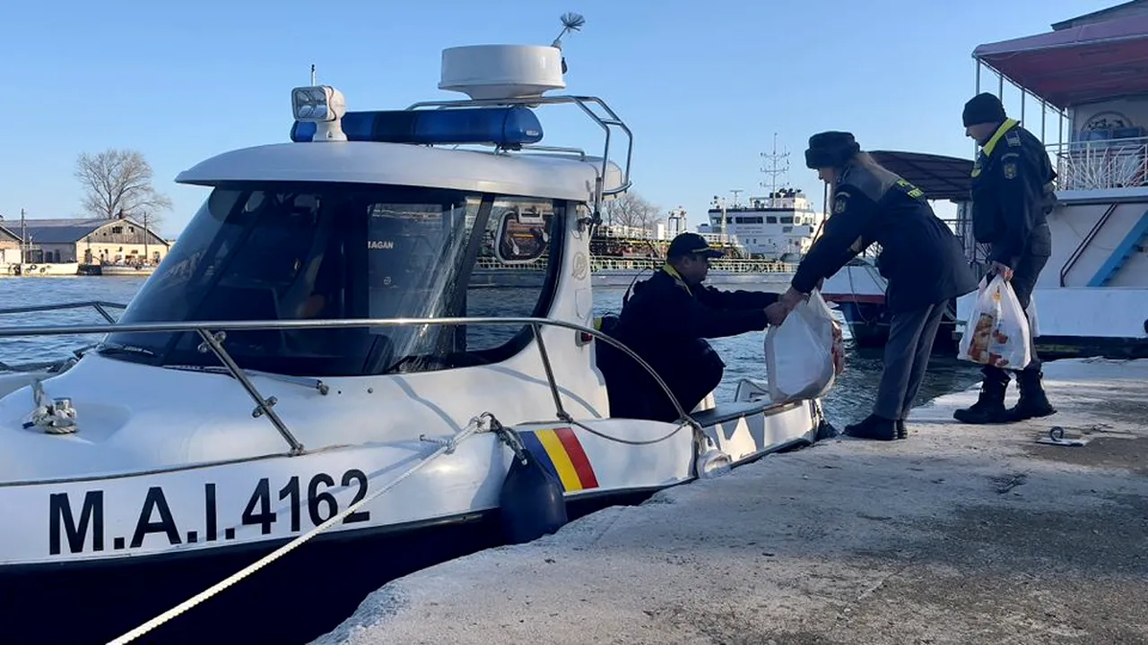 Cadourile de Crăciun ajung cu barca în satele izolate din Delta Dunării. Poliţiştii de frontieră împart daruri în prag de sărbători