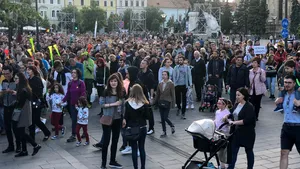 MANIFESTAŢII de amploare în ţară. Mii de oameni s-au strâns în pieţele marilor oraşe. ”Justiţia la magistraţi, NU la condamnaţi”