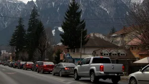 Traficul este blocat pe DN1, la intrarea în Comarnic, din cauza unui accident