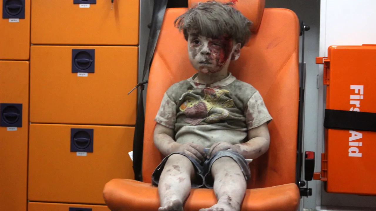 FOTO, VIDEO | Omran Daqneesh, băieţelul devenit simbol al tragediei umanitare din Siria, fotografiat din nou. Cum arată acum, după un an de la atacul din Alep