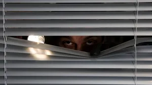 Aventurile unui hoţ în prag de pensionare: a furat haine şi o maşină, deşi nu avea permis, ca să se plimbe prin Moldova 