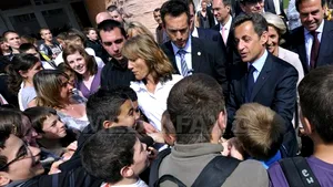 Un copil a aruncat o sticlă de plastic spre Nicolas Sarkozy - VIDEO