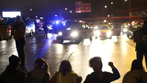 PROTESTE VIOLENTE în Statele Unite după ce poliţia a împuşcat mortal un suspect de culoare - VIDEO