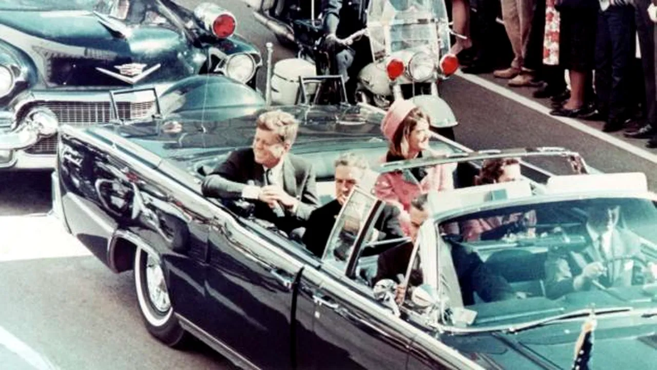 Ultimul autograf acordat de fostul preşedinte american John F. Kennedy, cu DOUĂ ore înainte de a fi asasinat, scos la licitaţie | FOTO