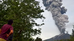 ERUPŢII VULCANICE în Indonezia: Coloane de cenuşă de până la opt kilometri altitudine - FOTO