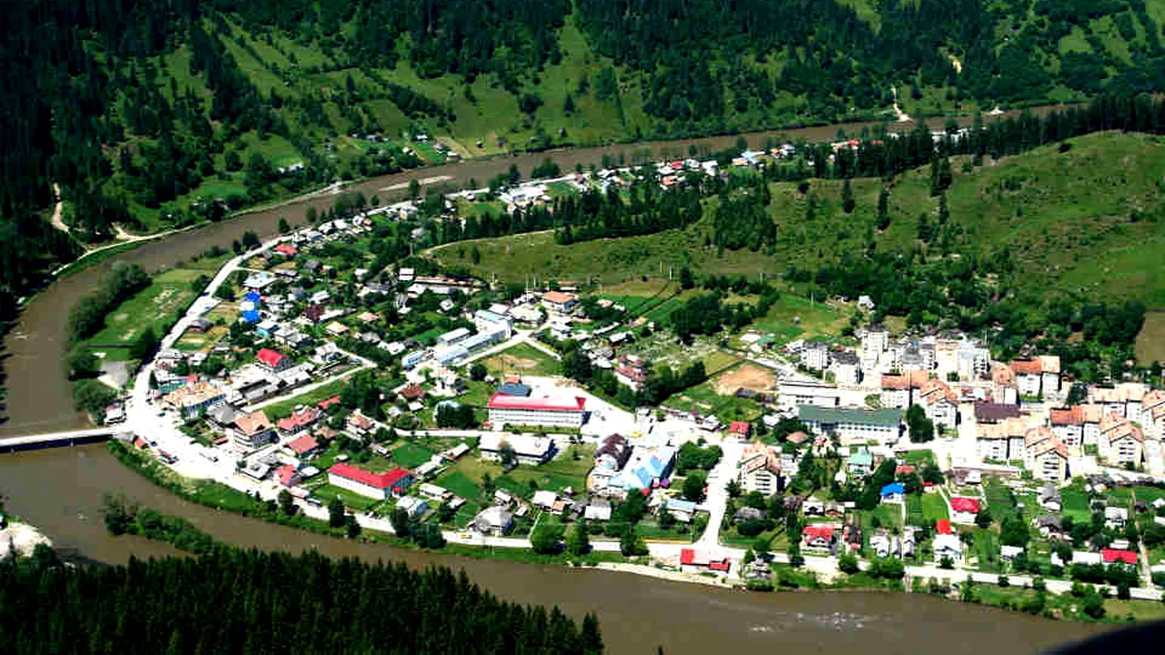 Cel mai mare oraş din România are mai puţin de 5.500 de locuitori, dar o suprafaţă mai mare decât Bucureşti, Cluj-Napoca şi Timişoara la un loc