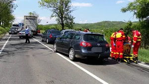 Coliziune între două maşini şi un tir, în Sibiu: Două persoane au fost rănite/ Trafic rutier îngreunat 