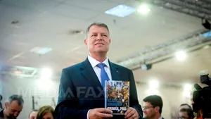 REPORTAJ: Preşedintele-scriitor Iohannis şi suita sa de fani au adus campania electorală la Bookfest