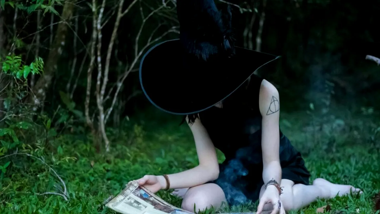 Cum arăta vânătoarea de vrăjitoare în Țara Bascilor: o fotografă spaniolă readuce în imagini procesele de acum 400 de ani