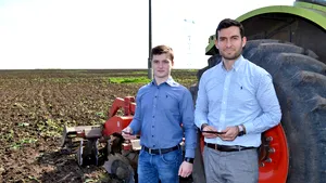 Tehnologia pătrunde şi în AGRICULTURĂ. Aplicaţie care permite un control TOTAL asupra fermei, creată de un agricultor şi un IT-ist: consumul de motorină a scăzut cu 20% | GALERIE FOTO