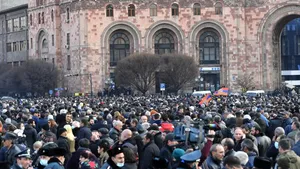 Mii de simpatizanţi ai premierului Armeniei s-au mobilizat în Erevan. Opoziţia îi cere demisia