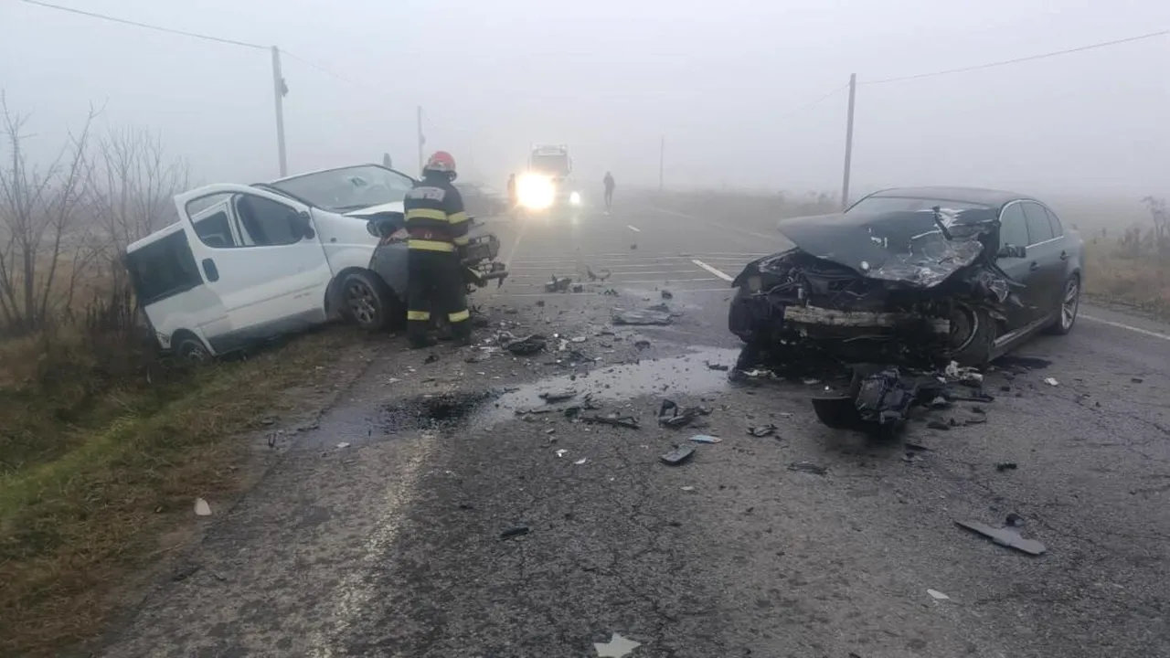 Accident grav pe DN 14, în Sibiu, între două mașini și un microbuz. Trei bărbați au ajuns la spital