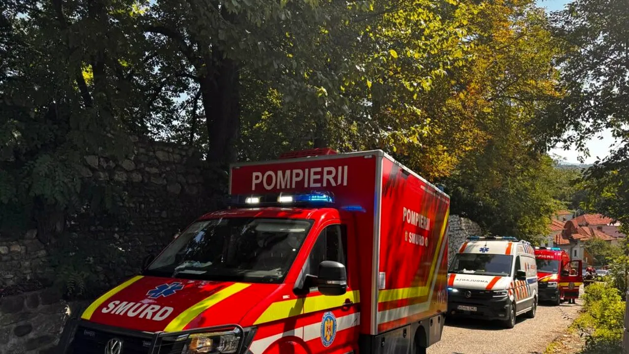 Accident grav pe A3. Un microbuz care transporta nouă persoane s-a izbit de un parapet