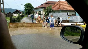 Bilanţul inundaţiilor de la Galaţi: 22 de localităţi afectate, 1.200 de persoane evacuate