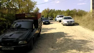 Vaslui: Drum judeţean blocat cu utiliaje şi maşini de săteni nemulţumiţi de starea carosabilului - FOTO 