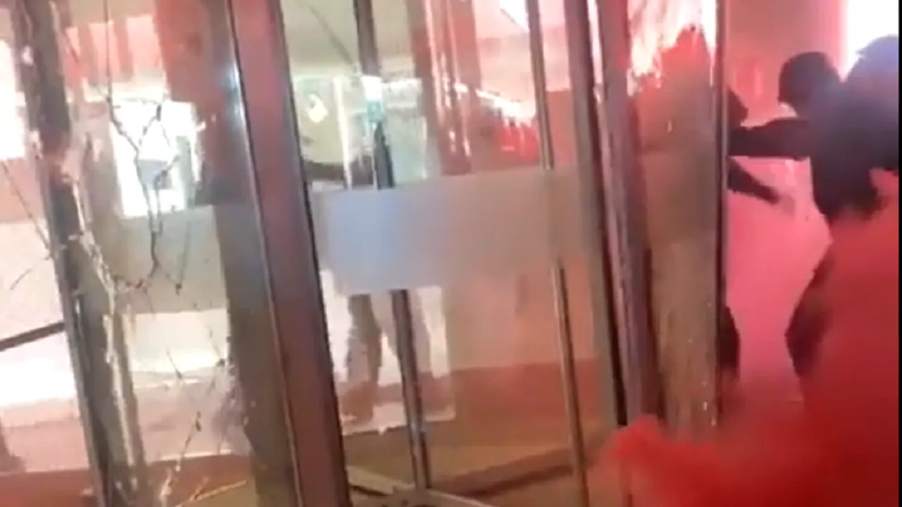 VIDEO Ajax - Feyenoord, suspendat după ce fanii au aruncat petarde incandescente pe teren