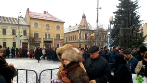 GALERIE FOTO În Constanţa, doar câteva sute de persoane au înfruntat viscolul pentru slujba de sfinţire a apei/ Mii de credincioşi au stat la coadă de Bobotează în Cluj şi în Alba/ Crucile aruncate de preot în ape au fost prinse