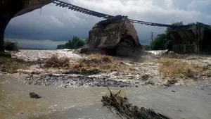 Pod de cale ferată prăbuşit în râul Tărlung, din cauza unei viituri. FOTO, VIDEO