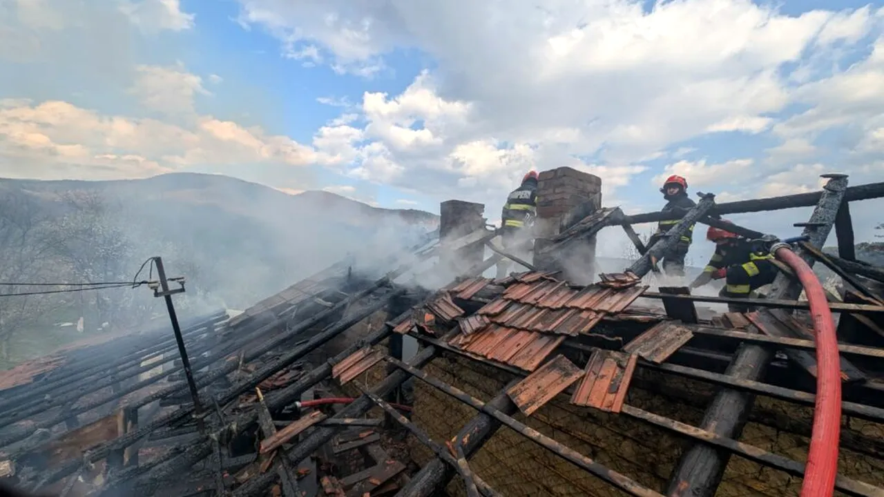 Incendiu la o locuință din Nehoiu. Proprietarul, scos din stop cardio-respirator de pompieri
