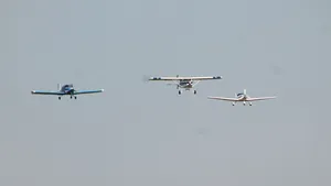 Aproximativ 10.000 de persoane au participat la mitingul aviatic 