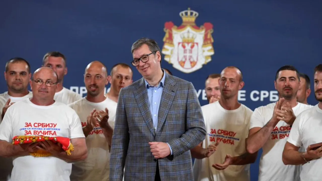 Zeci de mii de persoane s-au adunat în Serbia într-o demonstraţie de putere a preşedintelui Vucic