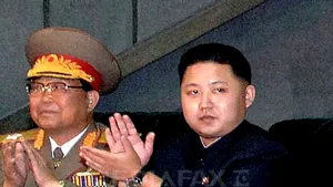 Kim Jong-Un participă alături de tatăl său, Kim Jong-Il, la o paradă militară gigantică la Phenian - VIDEO