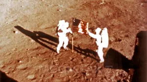 Barack Obama ordonă coborârea steagurilor în bernă în ziua funeraliilor lui Neil Armstrong