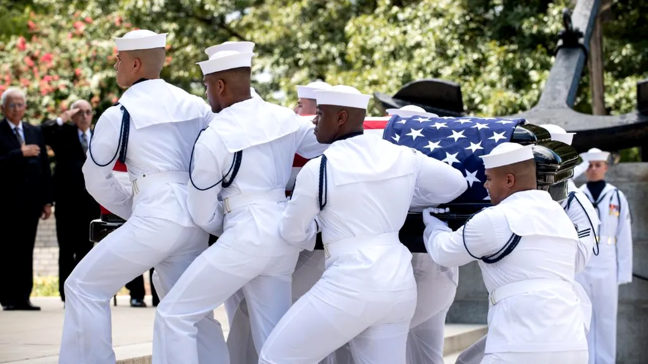 Senatorul american John McCain, ÎNMORMÂNTAT cu onoruri militare, în cadrul unei ceremonii private