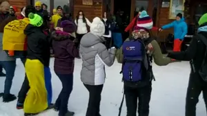 Zeci de tineri au dansat Hora Unirii, la 1.700 de metri, în Masivul Postăvarul. VIDEO