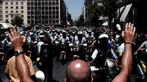 VIOLENŢE în GRECIA: Confruntări între poliţie şi protestatari au avut loc în mai multe oraşe