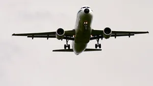 Copilotul unei curse Air Canada, scos din cabină legat de mâini şi de picioare
