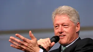 Bill Clinton critică presa şi pe susţinătorii lui Obama pentru atitudinea faţă de soţia sa