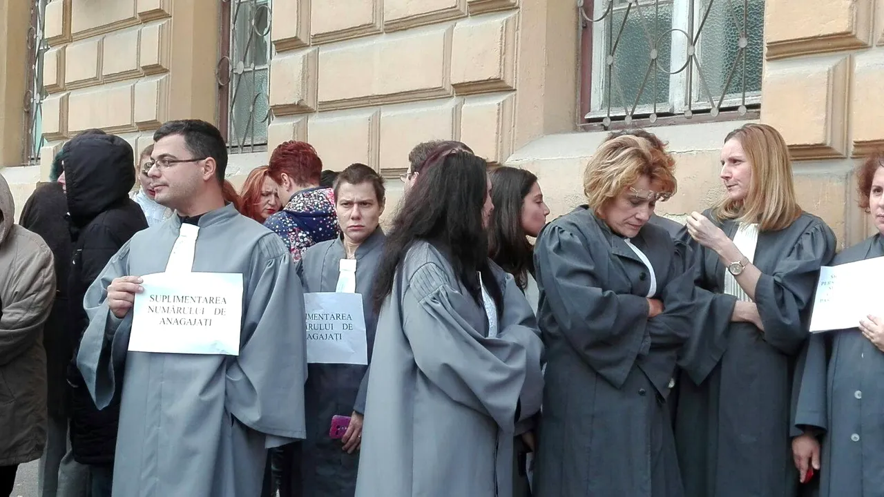 Grefierii au ieşit în stradă la Sibiu: Muncim până la ora 22.00. Nu suntem roboţi şi greşim 