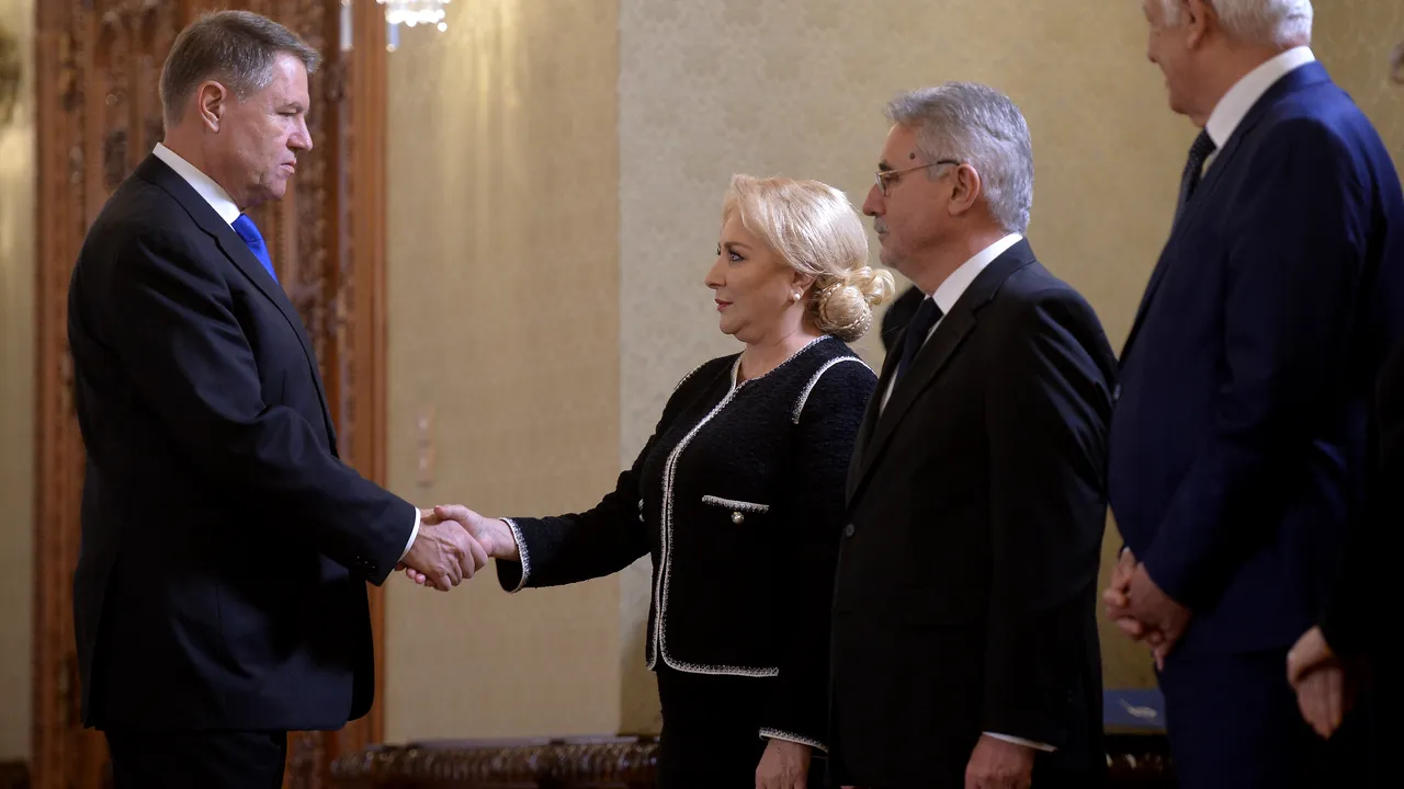 Iohannis, REACŢIE dură, după ce Dăncilă i-a făcut plângere pentru a doua remaniere: CCR nu are cum să rezolve problema, ea fiind una politică. România nu are premier. Guvernul este condus de infractorul Dragnea prin interpuşi 